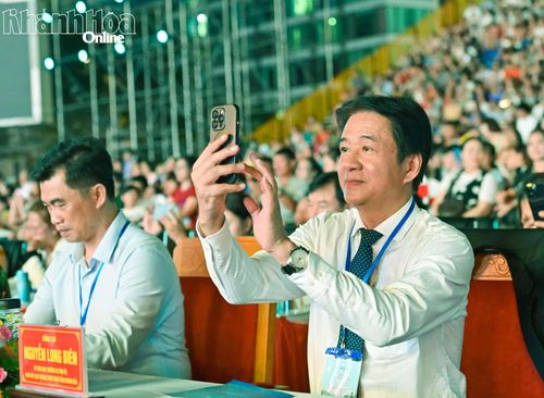 Đồng chí Nguyễn Long Biên quét mã QR để truy cập "Nền tảng du lịch số tỉnh Khánh Hòa”.