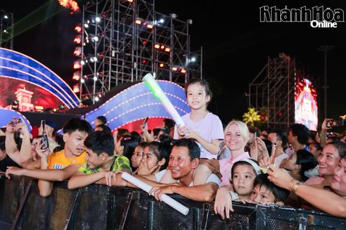 Niềm vui của khán giả khi đến xem chương trình bế mạc Festival Biển Khánh Hòa năm 2026.