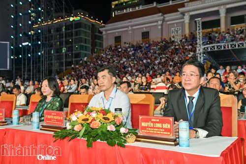 Phó Chủ tịch Thường trực UBND tỉnh Nguyễn Long Biên cùng các đại biểu tham dự lễ bế mạc.