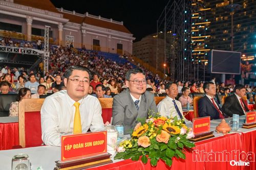 Lãnh đạo các doanh nghiệp đồng hành với Festival Biển Khánh Hòa năm 2026 tham dự lễ bế mạc.