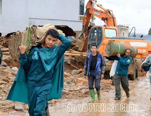 Dẫu biết còn vô vàn khó khăn, nhưng người dân vẫn luôn hướng về phía trước, vượt qua khó khăn, làm lại từ đầu.