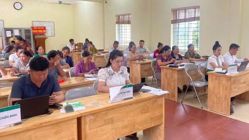 Đại diện các tổ chức hội, đoàn thể nhận ủy thác và Ban quản lý các Tổ tiết kiệm và vay vốn tham dự phiên giao ban tháng 7.