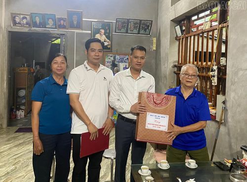 Đồng chí Trịnh Tiến Duật - Phó Chủ tịch UBND xã và đoàn công tác xã Bảo Yên thăm, động viên và tặng quà tri ân người có công.