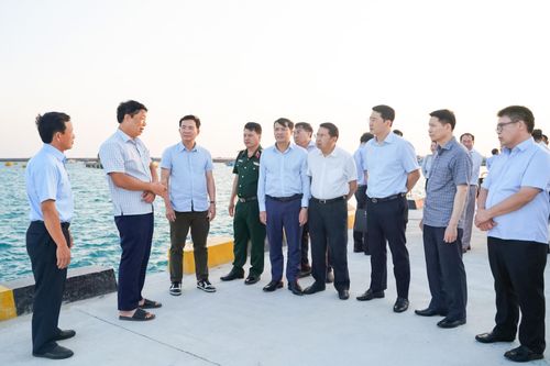 Ủy viên Ban Chấp hành Trung ương Đảng, Phó Bí thư Tỉnh ủy, Chủ tịch UBND tỉnh Hồ Văn Mười cùng đoàn công tác kiểm tra dự án Khu neo đậu tránh trú bão tại Đặc khu Phú Quý, tháng 4/2026 (Ảnh: Nguyễn Lương)