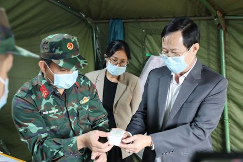 Đồng chí Phạm Triều, Phó Chủ tịch Thường trực Ủy ban MTTQ Việt Nam tỉnh thăm hỏi, động viên, kiểm tra việc thực hiện lấy mẫu hài cốt liệt sĩ tại Nghĩa trang Liệt sĩ Lâm Đồng