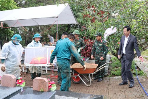 Lực lượng chức năng tiến hành lấy mẫu hài cốt liệt sĩ tại Nghĩa trang Liệt sĩ Lâm Đồng