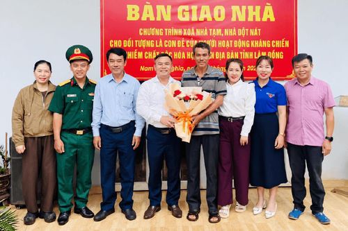 Chính quyền địa phương bàn giao căn nhà cho ông Trịnh Xuân Ái sau khi hoàn thành việc sửa chữa