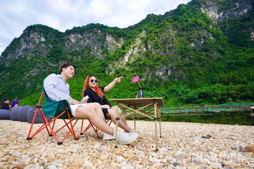 Cuối tuần, nhiều bạn trẻ tìm đến đây để tận hưởng không khí trong lành và những phút giây thư giãn giữa thiên nhiên.