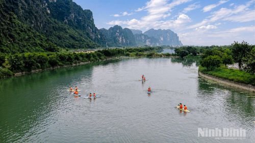 Bên cạnh đó, trải nghiệm chèo SUP giúp du khách khám phá vẻ đẹp mặt hồ tại Tam Chúc theo một góc nhìn mới.