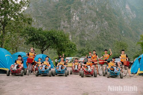 Đường đua GoKart mang đến không khí sôi động, thu hút nhiều bạn trẻ yêu thích các hoạt động vận động ngoài trời.