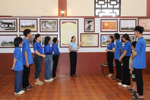 Đoàn Thanh niên xã Quỳnh Lưu đến thăm và tìm hiểu những giá trị lịch sử tại Nhà Bảo tàng Khu căn cứ cách mạng Quỳnh Lưu.