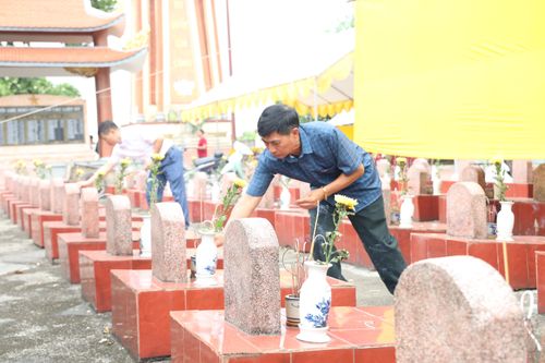 Ông Nguyễn Văn Minh thắp nén hương tưởng nhớ người anh trai tại phần mộ liệt sĩ chưa có hài cốt ở Nghĩa trang Liệt sĩ quê nhà.