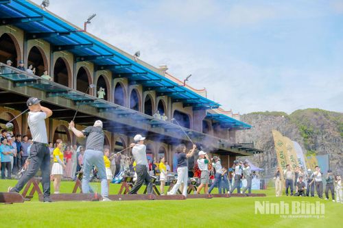Các đại biểu trải nghiệm golf tại Trung tâm Thể thao Tràng An.