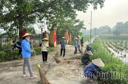 Đoàn viên, thanh niên tích cực tham gia làm sạch đường quê, hưởng ứng phong trào toàn dân chung tay bảo vệ môi trường.