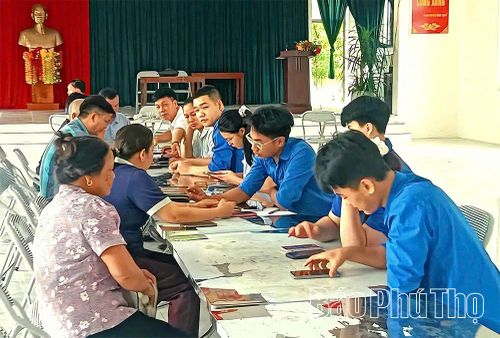 Tuổi trẻ xã Hải Lựu tham gia hướng dẫn người dân cài đặt VNeID, đồng hành thực hiện Đề án 06 trong Chiến dịch “Mùa hè số”.