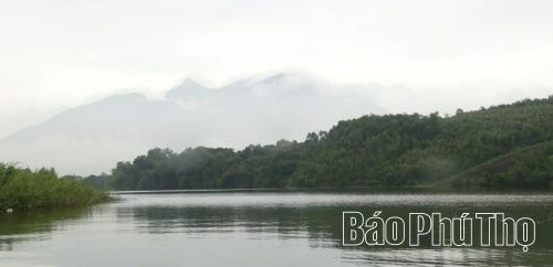 Đối ngạn với dãy Ba Vì, hồ Đầm Gai đẹp như bức tranh sơn thủy.