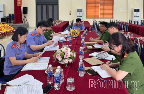 Kiểm sát viên VKSND khu vực 12 kiểm sát nguồn tin báo tội phạm tại Công an phường Tân Hòa.