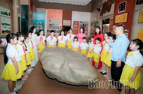 Thuyết minh viên Bảo tàng Hùng Vương cơ sở 2, phường Vĩnh Phúc giới thiệu về các hiện vật được trưng bày.