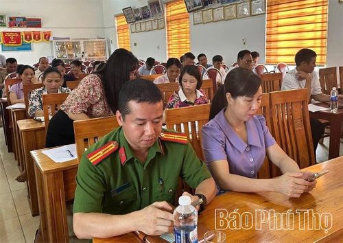 Xã Minh Đài tổ chức cài đặt, kích hoạt và sử dụng sổ sức khỏe điện tử trên ứng dụng VNeiD năm 2026 cho các đồng chí trưởng khu.
