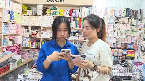 Người dân xã Thổ Tang được hướng dẫn cài đặt sổ sức khỏe điện tử trên VNeID.