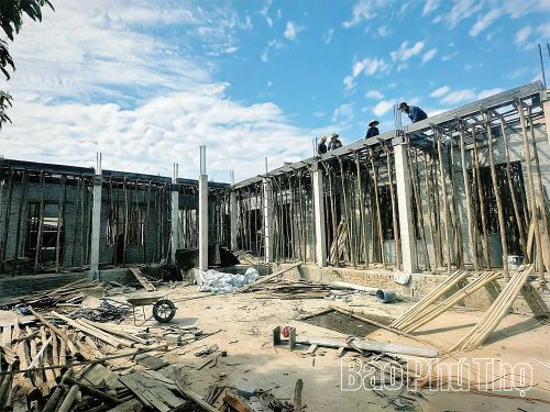 Nhà thầu đẩy nhanh tiến độ thi công Dự án Nhà lớp học bộ môn Trường Tiểu học Văn Quán, xã Tiên Lữ.