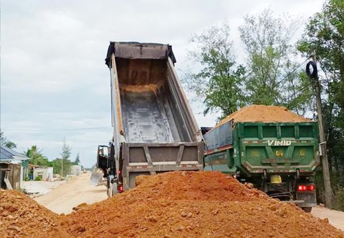 Nhà thầu tổ chức thi công tại khu vực mặt bằng vừa được bàn giao. -Ảnh: B.T