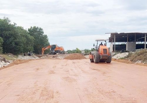 Nhà thầu Tập đoàn Trường Thịnh thi công nền mặt đường tại khu vực mặt bằng mới được bàn giao - Ảnh: B.T