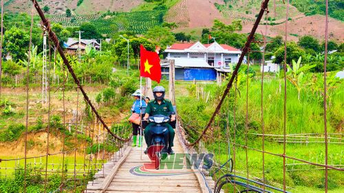 “Tiếng loa Biên phòng” lưu động, tuyên truyền về Luật Biên phòng, phòng chống tội phạm, kỹ thuật sản xuất tới người dân xã Mường Lạn.