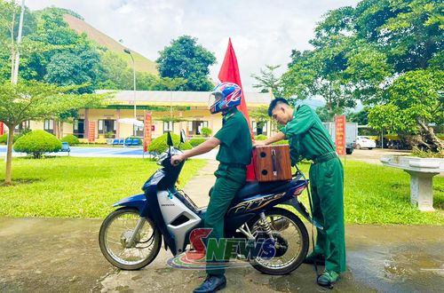 Cán bộ, chiến sĩ Đồn Biên phòng Mường Cai chuẩn bị trang thiết bị trước khi lên đường tuyên truyền lưu động.