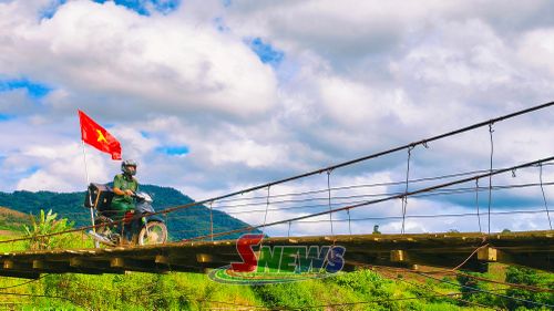 Cán bộ Đồn Biên phòng Mường Lạn đưa thông tin, chính sách đến người dân qua mô hình loa phát thanh lưu động.