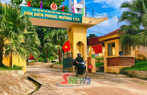 Một ngày mới của cán bộ Đồn Biên phòng Mường Lạn bắt đầu với chuyến phát thanh lưu động đến các bản biên giới.