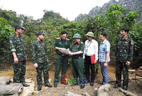 Đoàn công tác Bộ CHQS tỉnh xác minh thông tin mộ liệt sĩ ở xã Chiềng Mai.