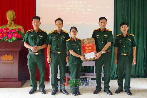 Bộ CHQS tỉnh tặng quà cho thân nhân liệt sĩ.