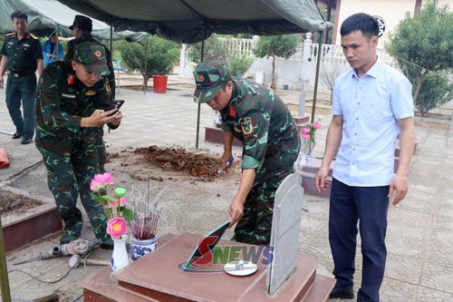 Bộ CHQS tỉnh thực hiện số hóa thông tin quá trình lấy mẫu giám định, xác định danh tính hài cốt liệt sĩ tại Nghĩa trang liệt sĩ xã Sốp Cộp.