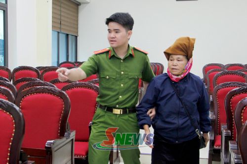 Lực lượng Công an hỗ trợ thân nhân liệt sĩ đến làm thủ tục lấy mẫu ADN.