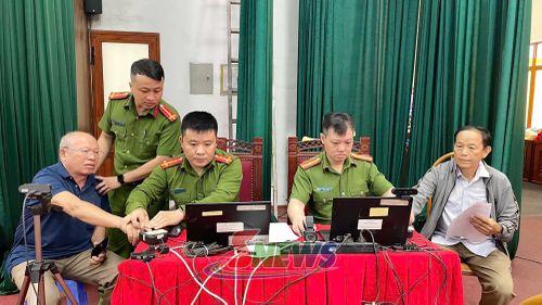 Tiến hành thu nhận mẫu ADN cho thân nhân liệt sĩ ở xã Thuận Châu. Ảnh Công an cung cấp.