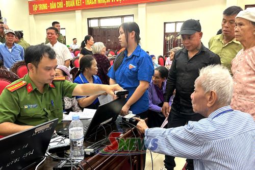 Tiến hành xác thực thông tin cho thân nhân liệt sĩ xã Phù Yên. Ảnh Công an cung cấp