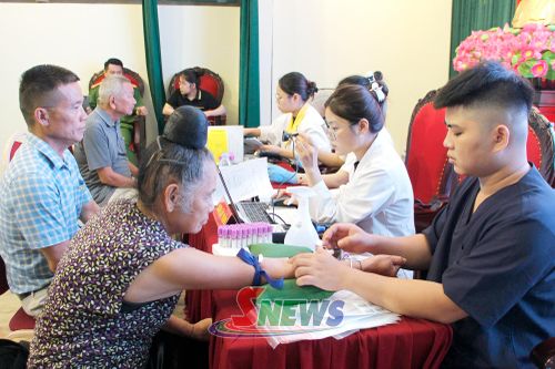 Tổ công tác thu nhận mẫu ADN cho thân nhân liệt sĩ.