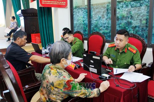 Lực lượng công an kiểm tra thông tin thân nhân liệt sĩ.