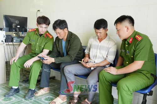 Công an xã Mường Chanh hướng dẫn nhân dân kích hoạt định danh điện tử.