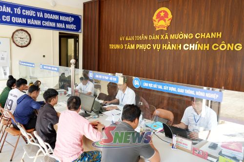 Trung tâm Phục vụ hành chính công xã Mường Chanh giải quyết thủ tục hành chính cho nhân dân.
