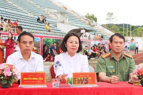 Các đại biểu dự khai mạc.
