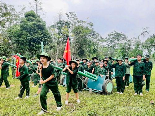 Những "chiến sĩ nhí" phối hợp kéo pháo vượt chướng ngại vật, rèn luyện tinh thần đồng đội và ý chí vượt khó trong Học kỳ quân đội.