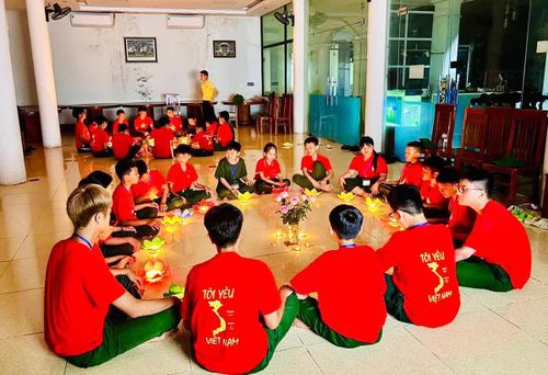  Bên ánh nến ấm áp, các học viên cùng lắng nghe những bài học về tình yêu thương gia đình, lòng biết ơn và trách nhiệm với bản thân. 
