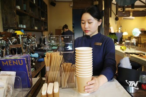 Quán cà phê Then (Khu đô thị hồ Xương Rồng, phường Phan Đình Phùng) sử dụng ống hút bã mía thay thế ống hút nhựa.