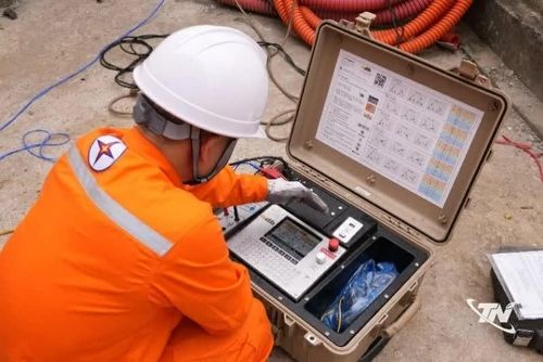Nhân viên Trung tâm Thí nghiệm điện kiểm tra 1 chiều cuộn dây máy biến áp, CBM cấp độ 2, phát hiện sớm nguy cơ sự cố trên lưới điện.