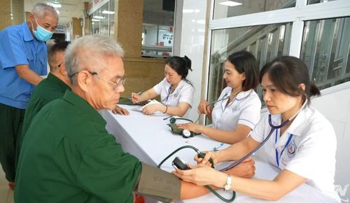 Các y, bác sĩ Bệnh viện A Thái Nguyên khám, tư vấn sức khỏe cho nạn nhân chất độc da cam/dioxin.