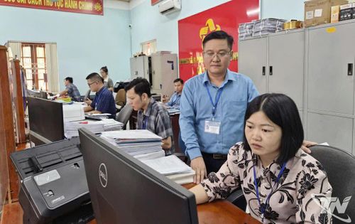 Phó Chủ tịch UBND xã Trại Cau Lê Anh Thắng trực tiếp xử lý công việc tại Trung tâm Phục vụ hành chính công của xã.