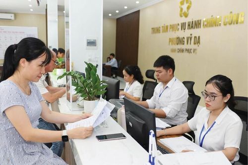 Người dân thực hiện các thủ tục hành chính tại Trung tâm Phục vụ hành chính công phường Vỹ Dạ.