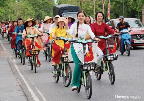 Đạp xe vì môi trường với chủ đề “Áo dài qua phố” 2026.